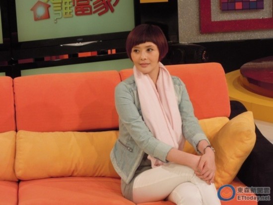 萧淑慎2011年因吸毒入狱,最近为了复出及宣传新歌《女王》,频上节目谈