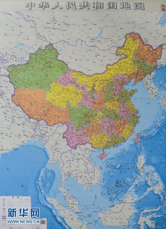 这是6月23日拍摄的竖版《中华人民共和国地图》.