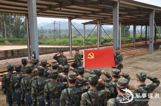 中国二炮长剑巡航导弹铁路押运部队震撼曝光【4】