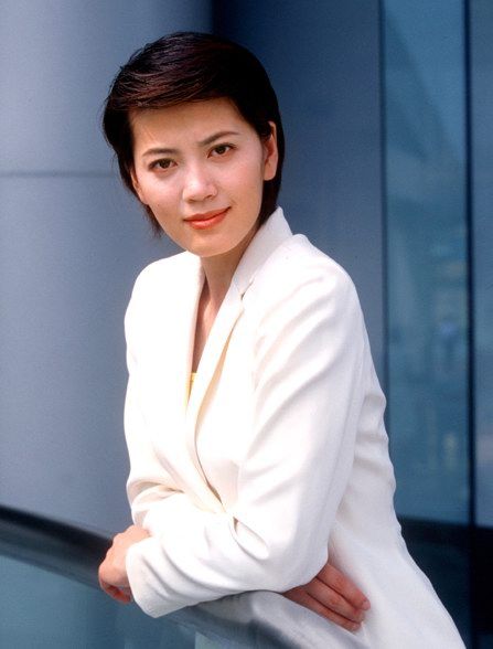 《联合早报》任财经记者;2001年1月至2009年1月任中央电视台主持人