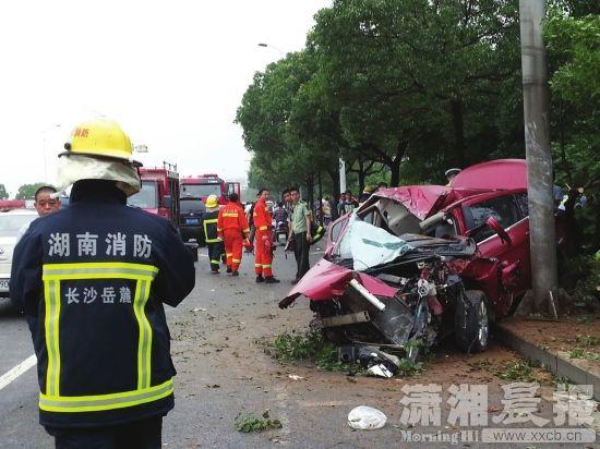 夫妻开快车上班出车祸车子揉成面团双双遇难