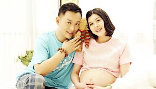黄海冰报喜讯晒脚印 妻子甄锡顺利产子