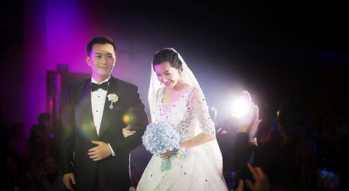 黄海冰报喜讯晒脚印 妻子甄锡顺利产子