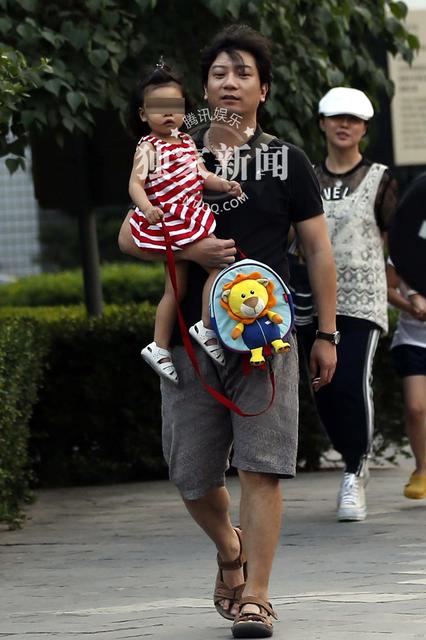 汤唯前男友田雨一家与友聚会 两岁女儿萌样可人(图)【3】