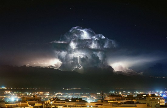 摄影师拍闪电"蘑菇云"照 景象似核爆炸【6】