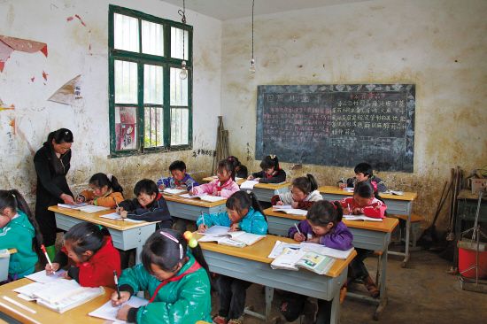 深圳蒲公英爱心支教团:学生自发组织 把爱洒向各地