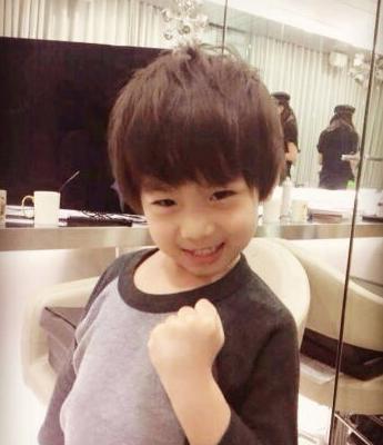 之前由小志爸爸亲自操刀给kimi剪了头发,而剪完之后的kimi自称"小