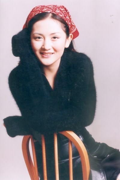 谢娜翘臀旧照流出 曾经邻家小妹如今骨感御姐
