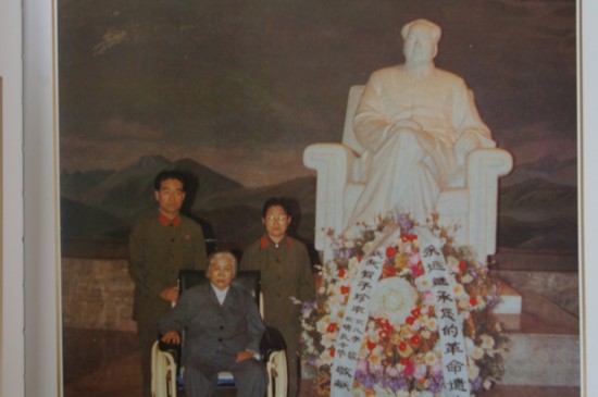 贺子珍率女儿李敏,女婿孔令华瞻仰毛主席纪念堂