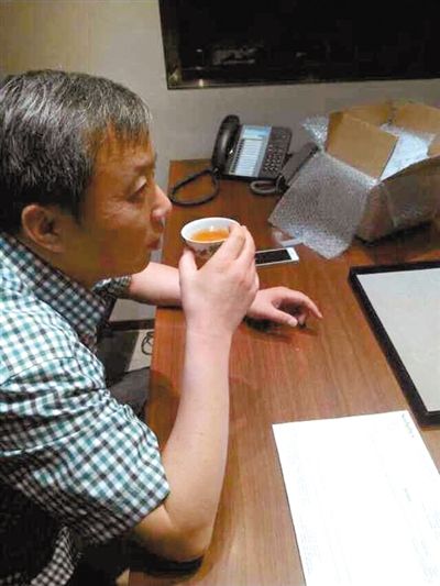 刘益谦在香港完成鸡缸杯付款和交接环节,并将鸡缸杯盛上茶,大喝了一口
