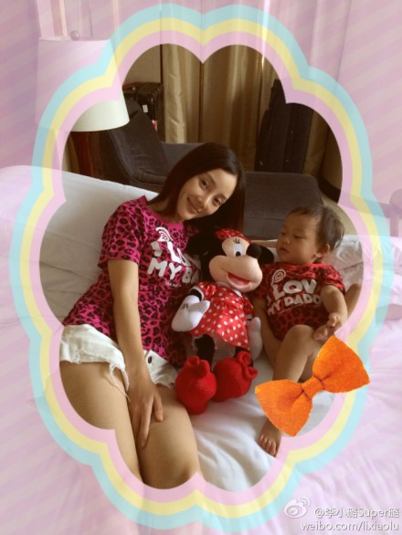 李小璐素颜抱女儿游玩 甜馨海量逗比照私藏【11】