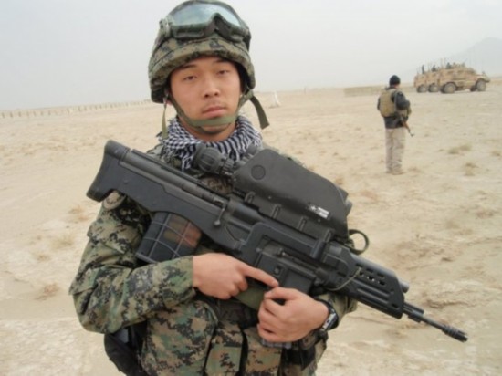 手持k11步枪的韩国军队士兵