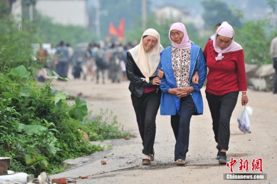 8月4日,位于震中的鲁甸县龙头山镇,受灾民众在救灾帐篷内休息.