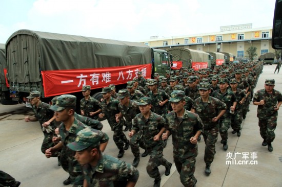 第二炮兵某基地抗震救灾运输队星夜驰援灾区2