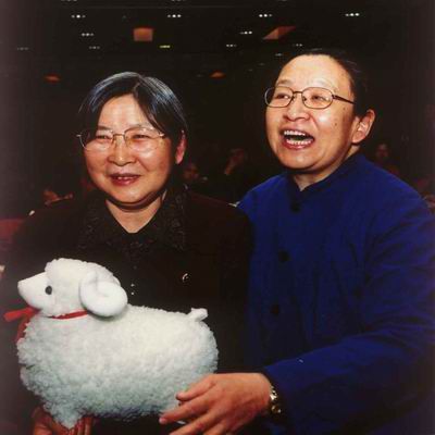 毛泽东的两个女儿李敏(左)和李讷(右)笑逐言开
