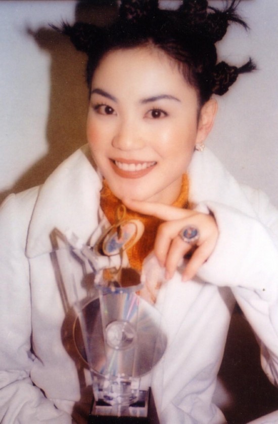 天后王菲45岁生日晒素颜自拍 回顾女神青涩旧照(图)