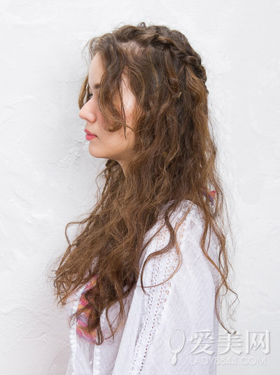 蓬松的烫发华丽妩媚,发间点缀的鲜艳发夹让你瞬间变身花仙子.