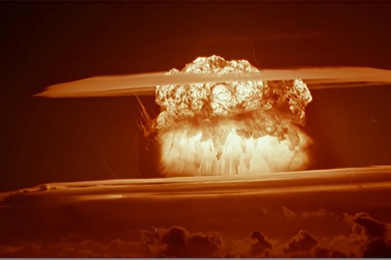 1954年3月1日,tx-21"小虾"热核武器在太平洋中部马绍尔群岛中比基尼岛