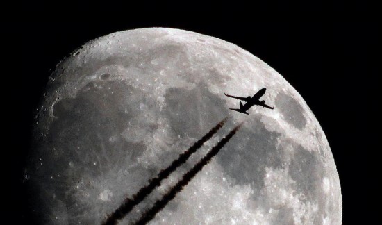 神奇摄影镜头捕捉飞机追月逐日