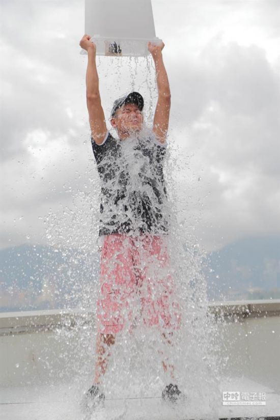 刘德华拼冰桶传爱 点名周杰伦接招(图)