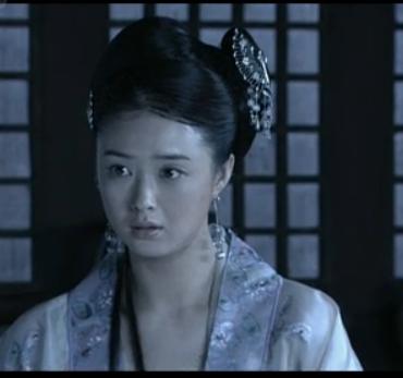 蒋欣在《神探狄仁杰》第一部里饰演方莹玉,扮相很漂亮.