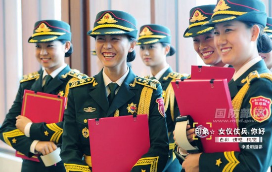 解放军俏丽女仪仗兵穿著新式礼宾服写真照【11】