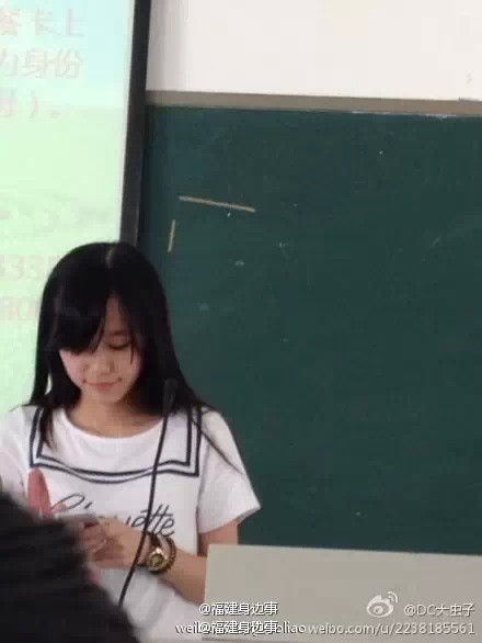 卧蚕英语老师网络爆红 网友泪奔:别人家的老师
