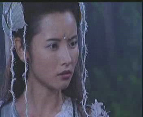 《天地传说之鱼美人》里,杨明娜饰演那个和郑嘉颖纠缠不清的蚌精.