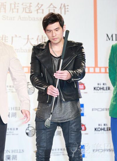 周杰伦摘戒指不过14日现身上海时周董的左手无名指却空空如也,引媒体