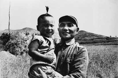 1945年,邓小平和儿子邓朴方在河北武安县