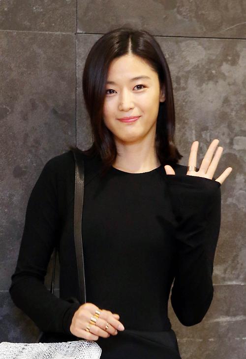 全智贤短发造型亮相活动现场 萌笑挥手大展女神美貌【3】