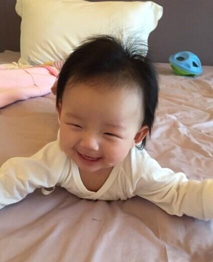 大s晒爱女甜笑家居萌照小玥儿酷似母亲图