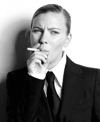 斯嘉丽-约翰逊黄奕可能算是女星里很会扮男人的类型了.