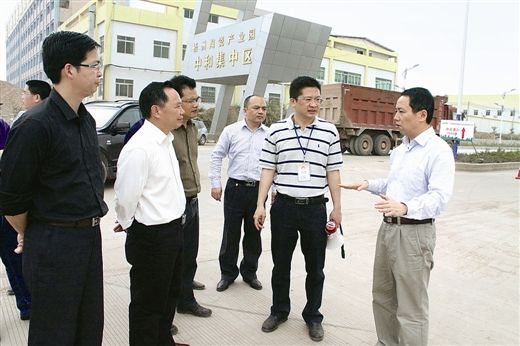 藤县县长黄东明(右一)到梧州陶瓷园藤县中和集中区现场办公,协调