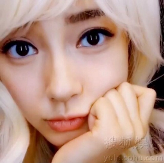 angelababy晒白头发大头照,可爱卖萌.