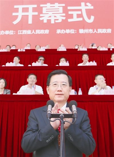 省委书记强卫宣布省第十四届运动会开幕. 本报记者 梁振堂摄