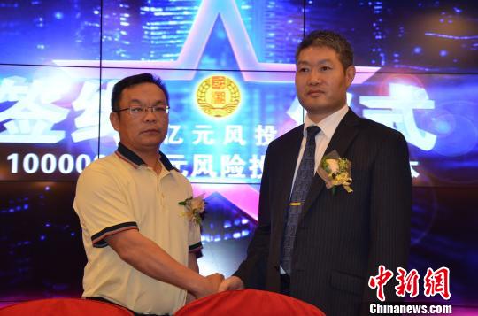 上海银来集团董事长蒲晓东(左),国湘资本董事长刘厚钦签署亿元风投