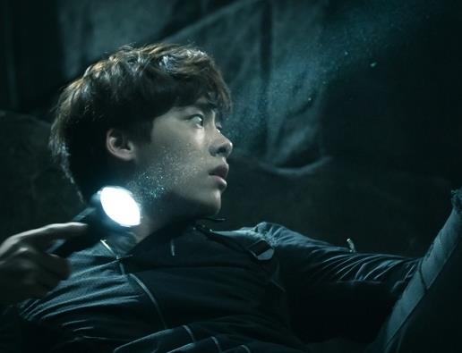 盗墓笔记李易峰独家剧照 吴邪遭血尸调戏