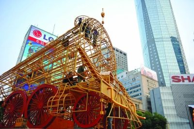 南京新街口竖起十几米高巨型火车头