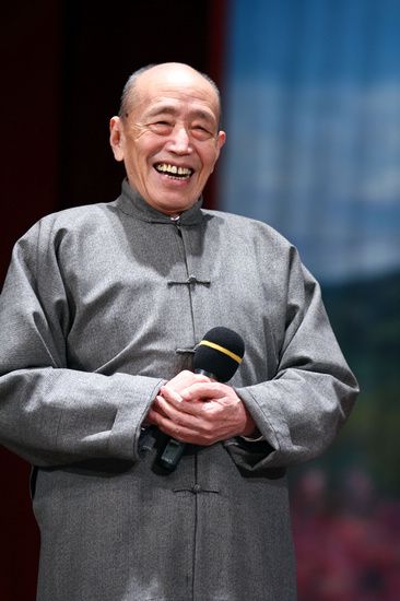 84岁老戏骨朱旭外出用餐精神矍铄图4