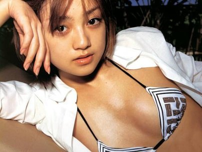 传日本童星安达佑实不伦恋成功 全裸写真成就爱情