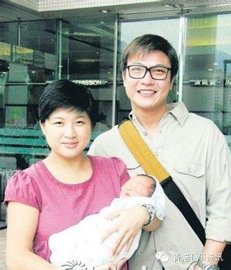 钱小豪现任老婆朴素多了.