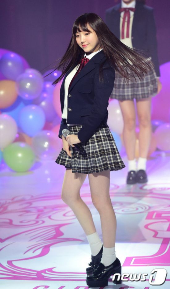 韩国女团lovelyz变身学生妹大秀可爱 智秀因受