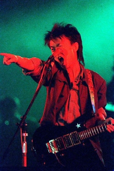 1990年1月,摇滚歌星崔健在北京工人体育馆的独唱音乐会上激情演唱《像