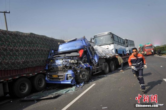 安徽合淮阜高速发生70余辆车追尾事故【6】