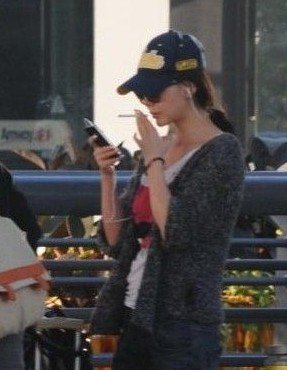 女星抽烟:"石头妈"李然孩子面前猛嘬 蒋勤勤手法老练【10】