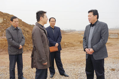 图为六安市委常委,组织部长陈昌虎(右一)深入一线看望慰问基层挂职