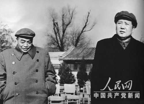 1954年,彭德怀和毛泽东在中南海怀仁堂后草坪.