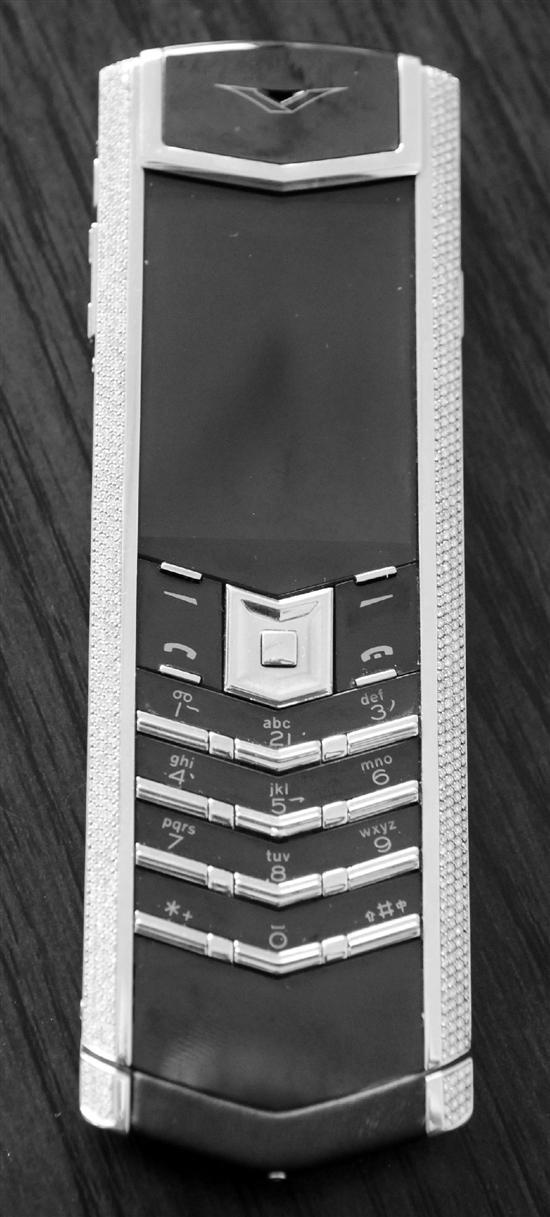 男子候机丢失68万元手机 黄金外壳镶800颗钻石