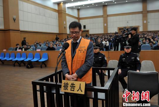 图为被押入法庭受审的被告人周文斌. 刘占昆 摄